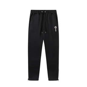 Trapstar Decoded V-Stripe Schwarzer Trainingsanzug: Stylischer Streetwear-Komfort für den Alltag