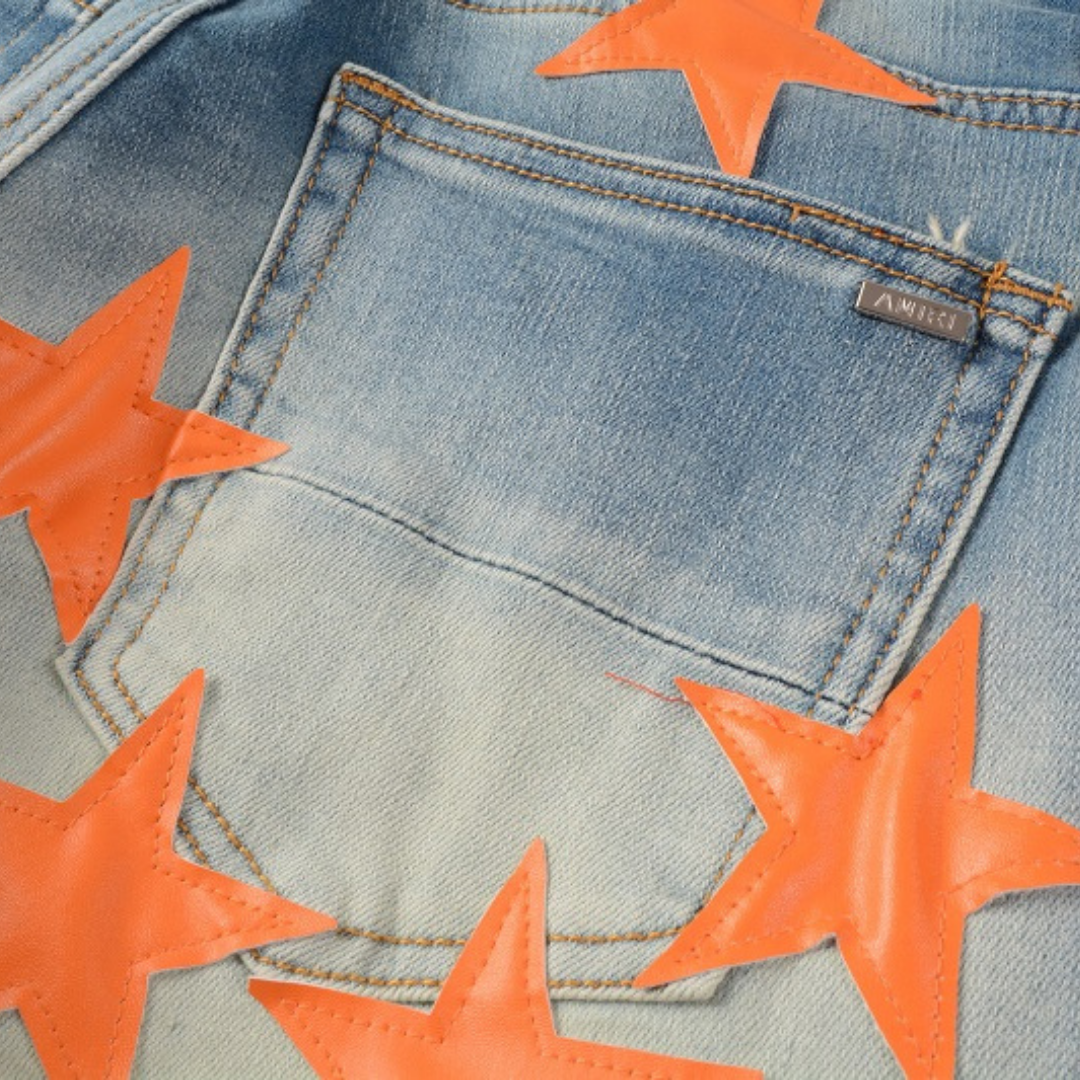 Amiri Slim Fit Designer Jeans mit Orangefarbenen Stern-Patches für Herren