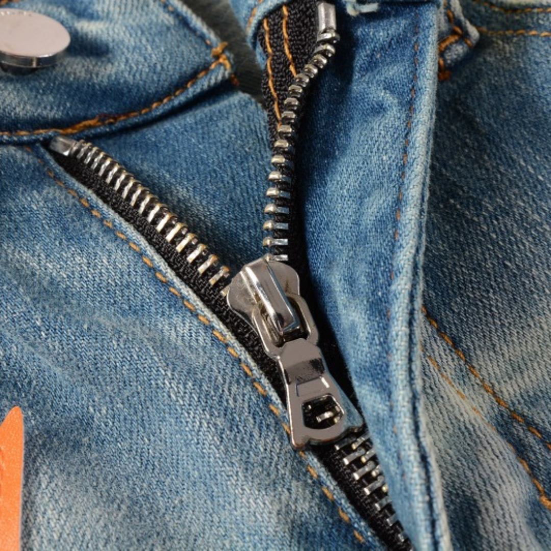 Amiri Slim Fit Designer Jeans mit Orangefarbenen Stern-Patches für Herren