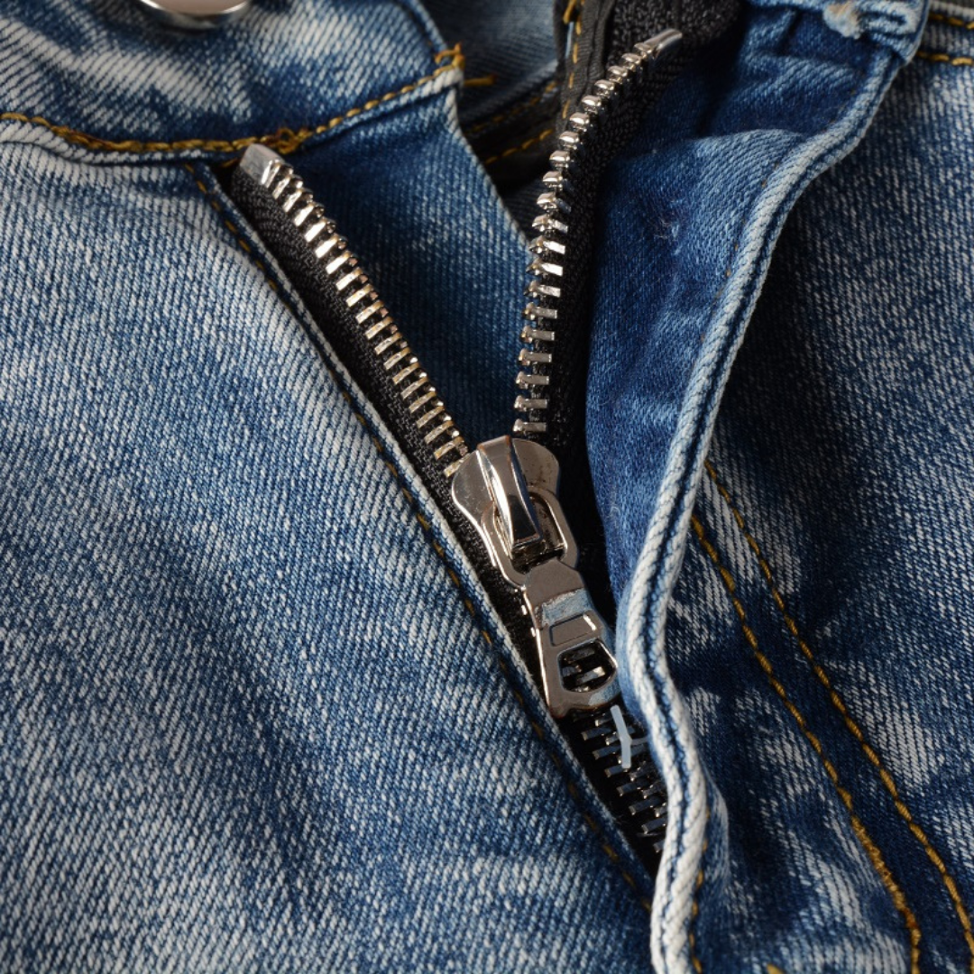 Amiri Logo Distressed Jeans Herren – Stylische Ripped Denim mit Markenlogo