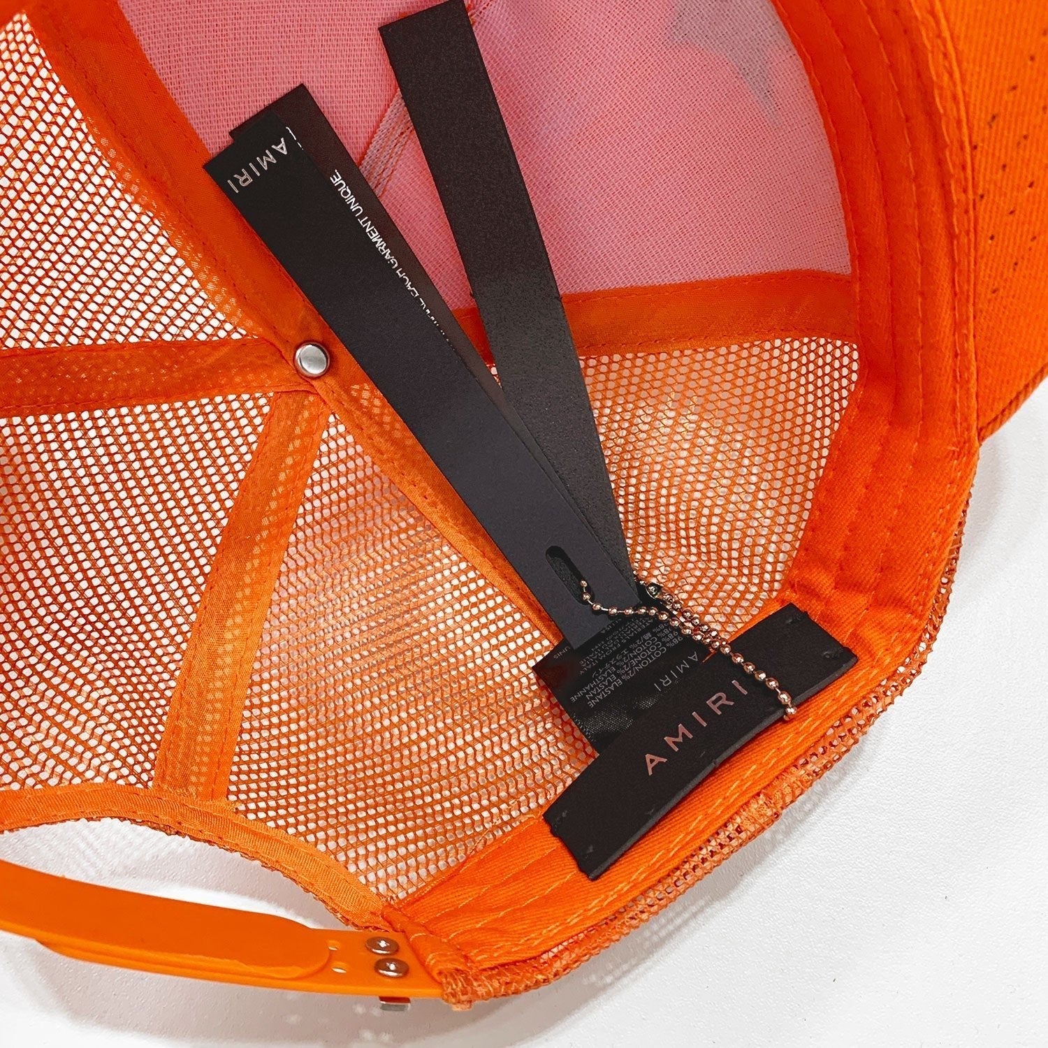 Luxuriöse Amiri Cap Orange-Schwarz mit Logo-Stickerei – Exklusives Streetwear Accessoire