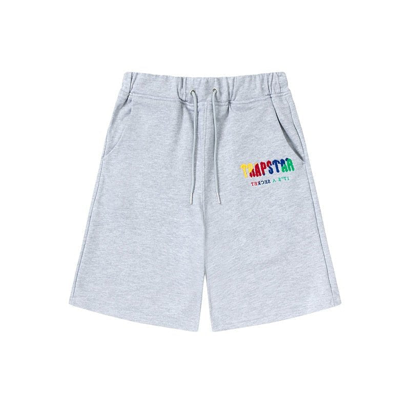 Trapstar Decoded Chenille Kurz-Set Grau Rot – Premium Streetwear Freizeit-Outfit