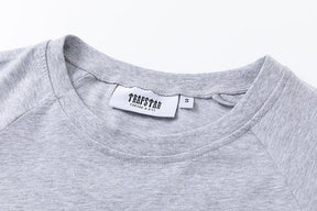 Trapstar Decoded Chenille Kurz-Set Grau Rot – Premium Streetwear Freizeit-Outfit