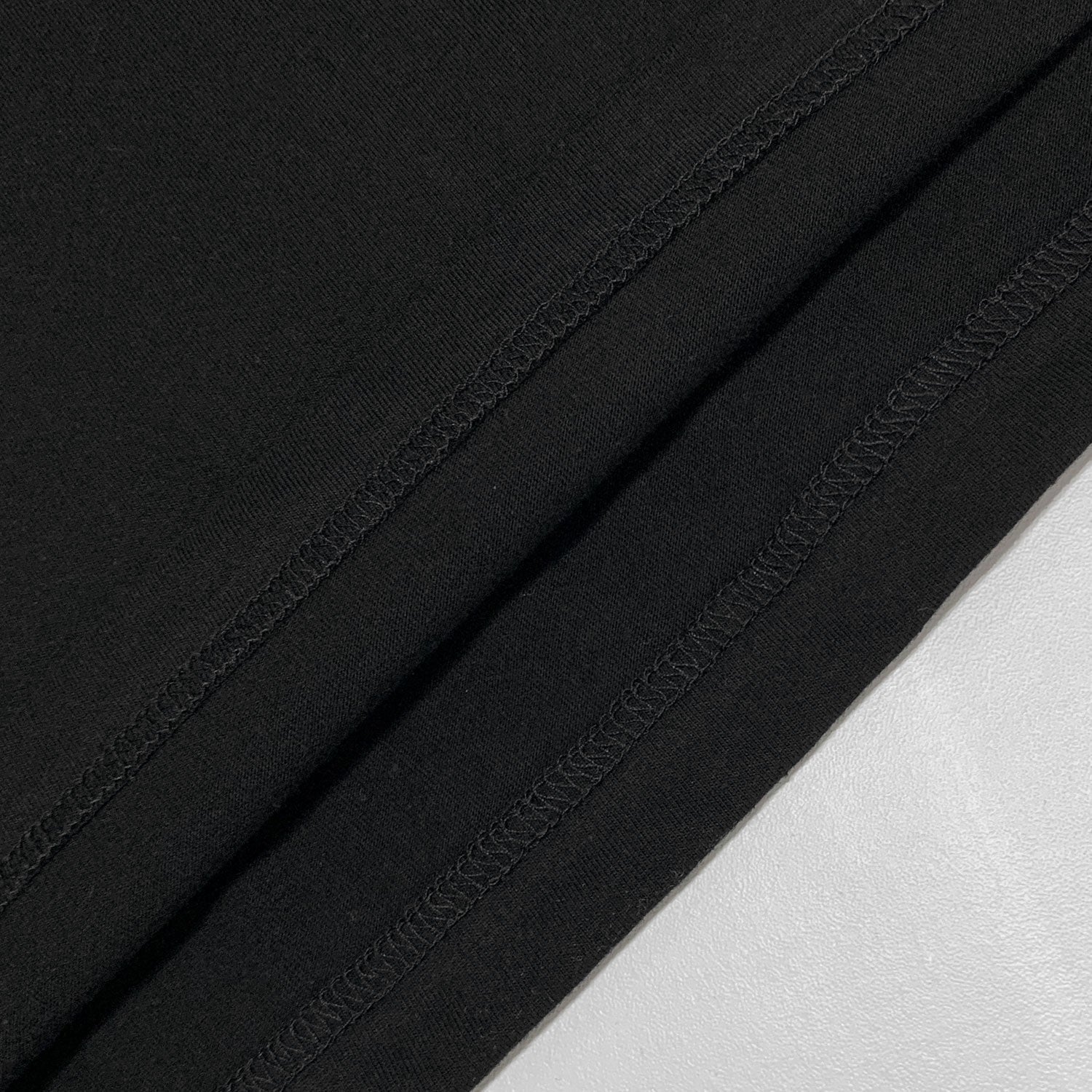 Amiri Militär Schwarz Specs Schablonen T-Shirt für Herren – Premium Style